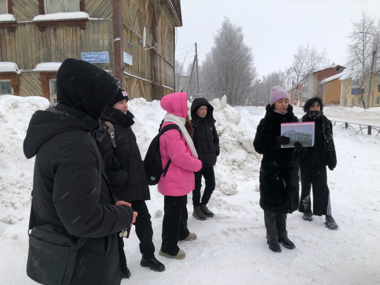 Шаг в историю: учащиеся 8 "Г" на пешеходной экскурсии.